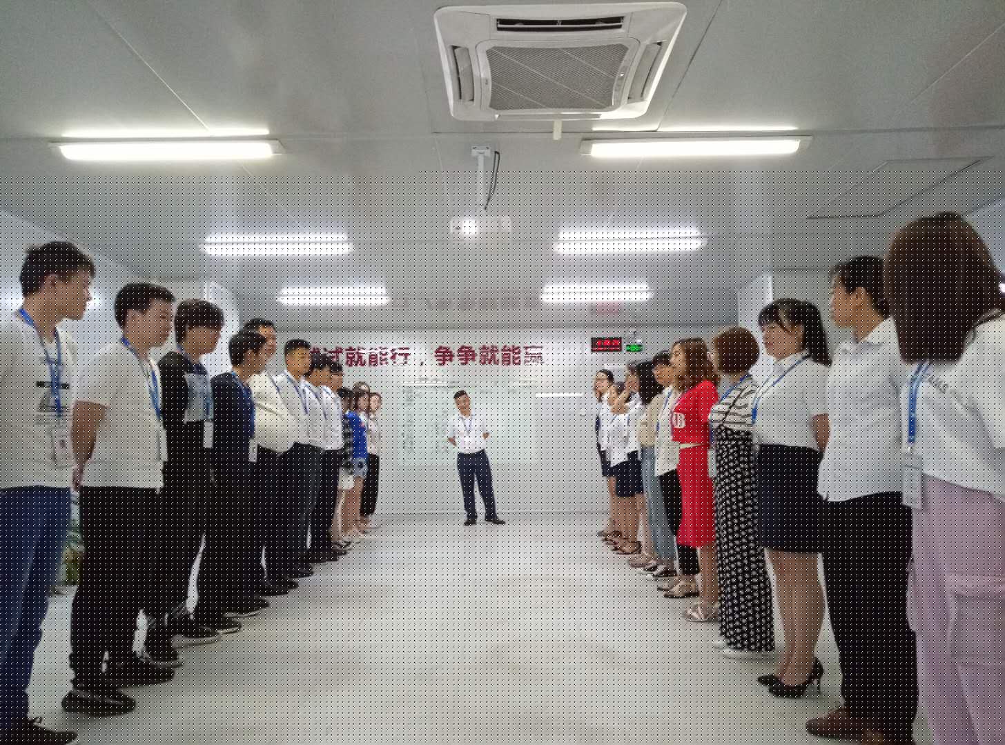 小銘打樣銷售、運(yùn)營及一線員工團(tuán)隊晨會